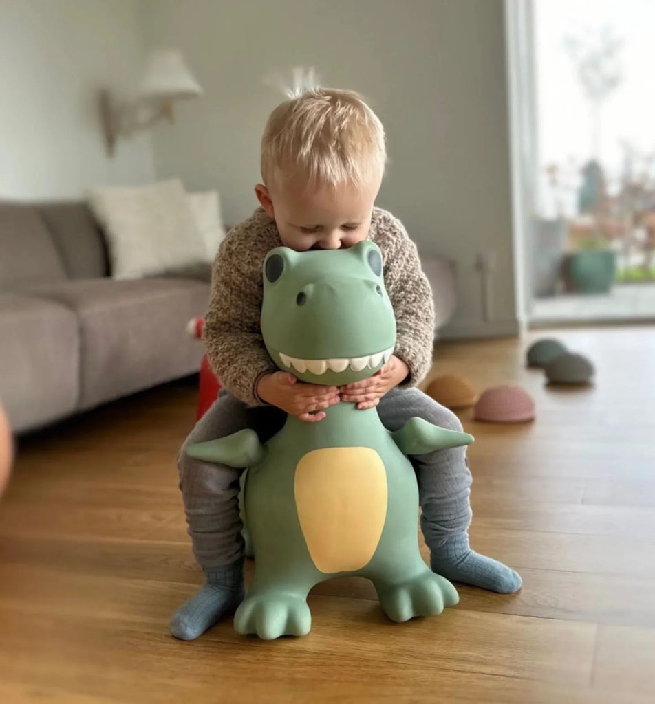 Little Adventures: How to Encourage Independent Play This Summer - Acorn & Pip