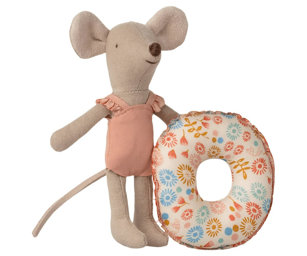 Maileg: Beach Mouse with Flout - Little Sister (Flower) - Acorn & Pip_Maileg